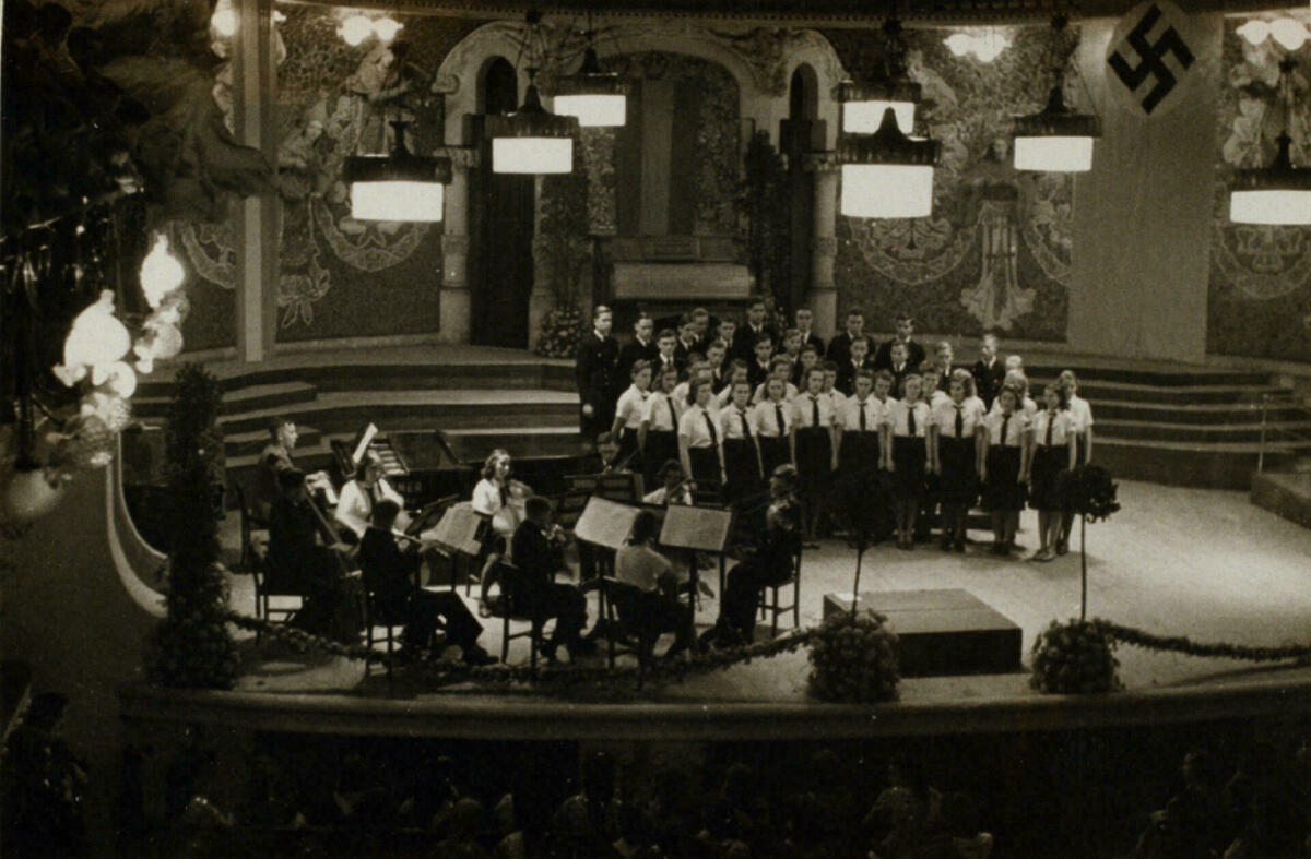 Foto en blanc i negre de les Joventuts Hitlerianes a l'escenari durant el concert del Palau de la Música