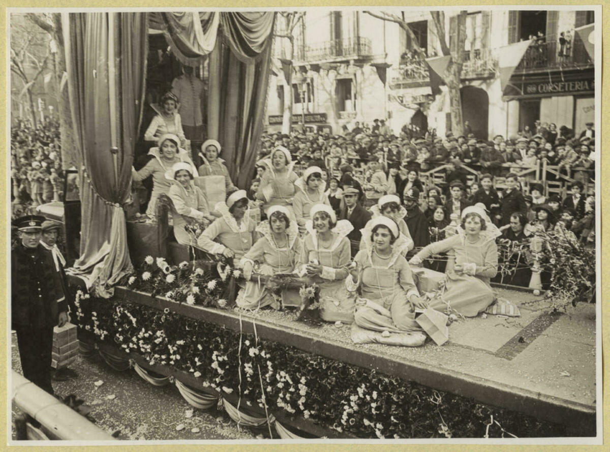Fotografia en blanc i negre de noies a una carrossa de carnaval al passeig de Gràcia