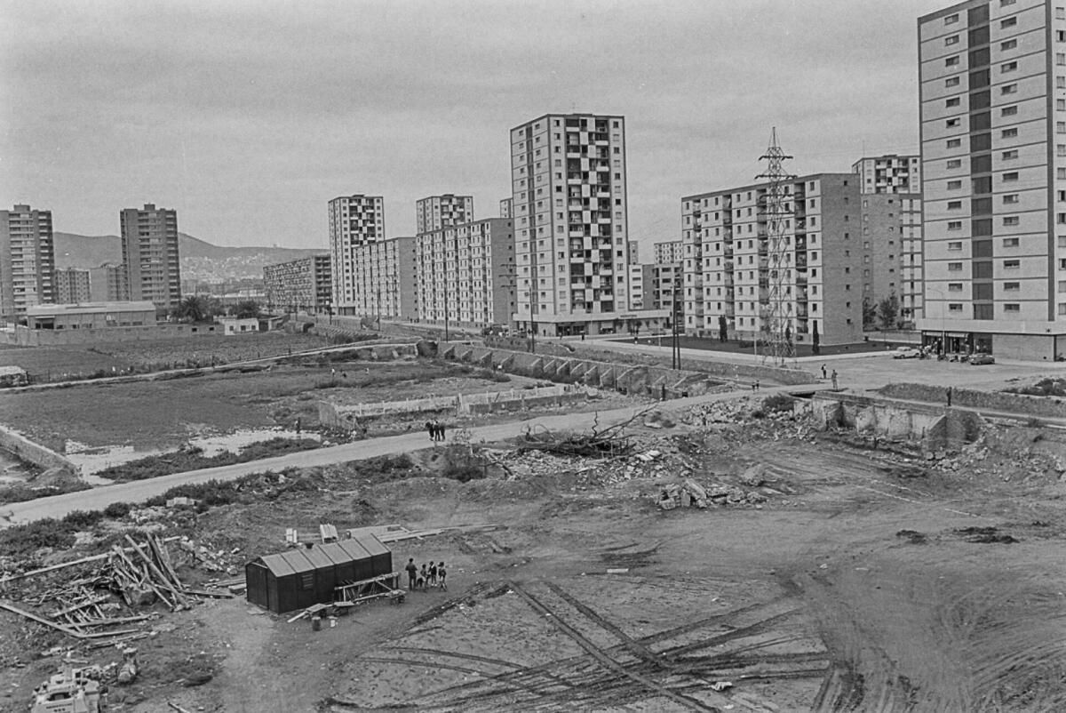 Foto en blanc i negre. Es veuen els edificis de pisos del nou barri del Sud-Oest del Besòs 