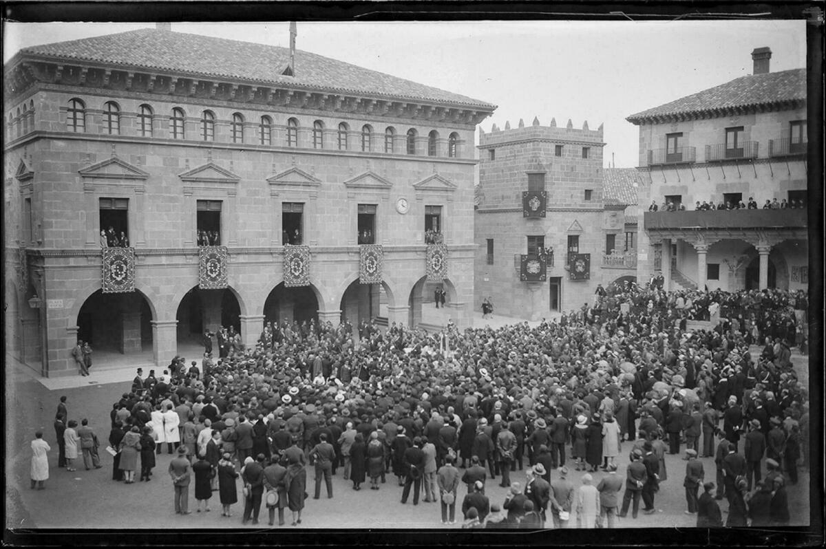 Inauguració del Poble Espanyol amb gent 
