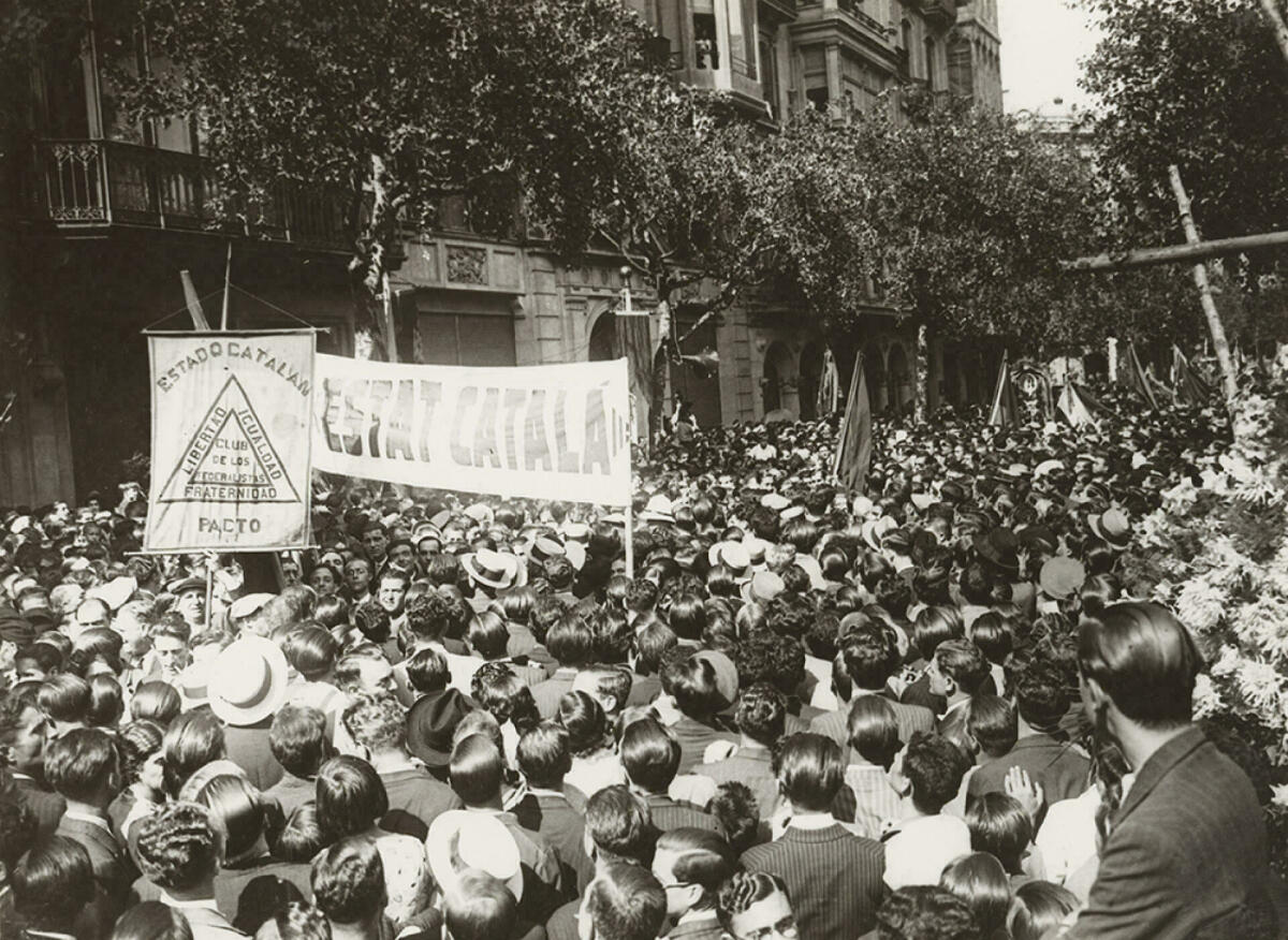 Públic davant monument Rafel Casanova, 11 set 1931. AFB. J.M.Sagarra i P. Ll. Torrents