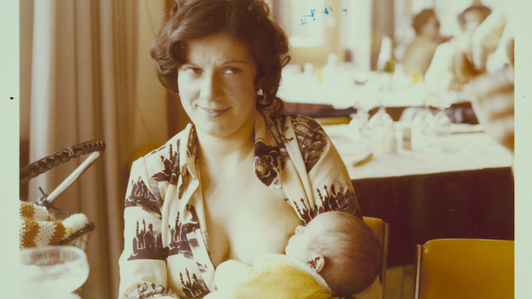 La Maria Antònia donant de mamar a la seva filla, 1973. Albert Sambola