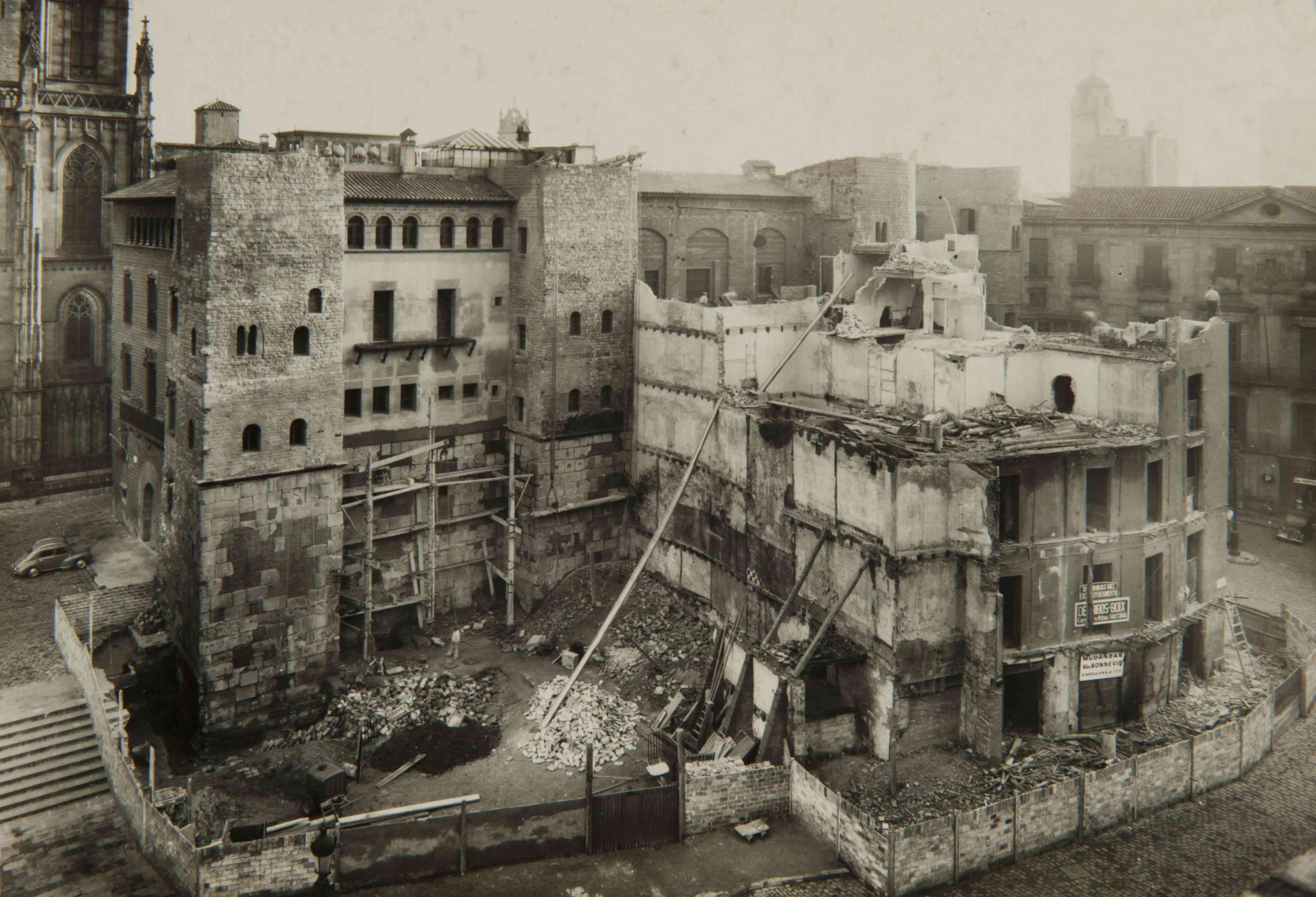 Derribo de las casas adosadas a la Casa de l’Ardiaca, en 1957