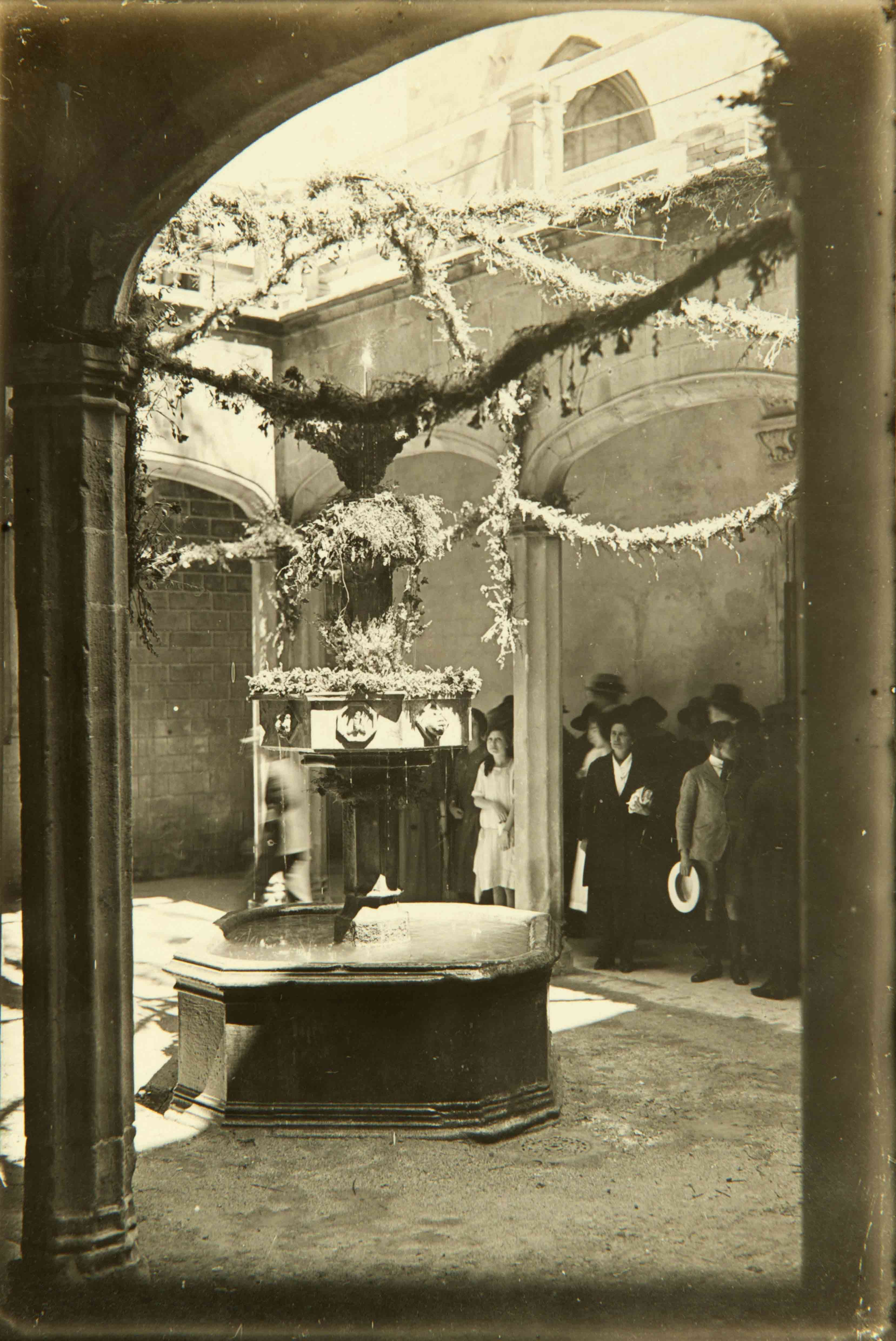 Patio de la Casa de l'Ardiaca guarnecido para Corpus en 1923