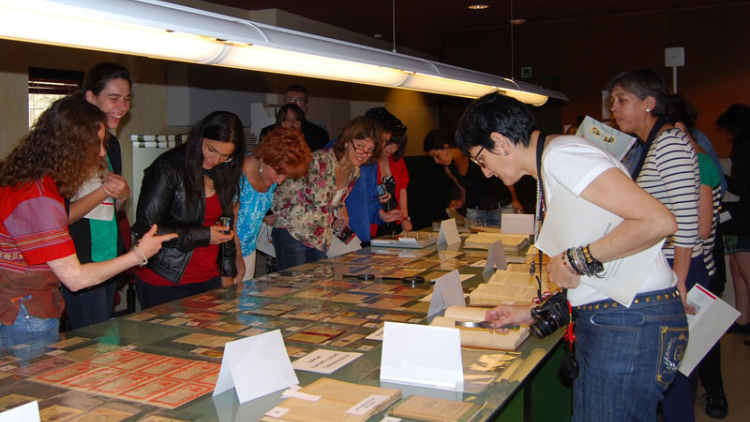 Fotografia de la visita comentada a l’Arxiu Històric de la Ciutat de Barcelona, d’alumnes de la Universitat Autònoma de Barcelona el 26 de maig de 2012