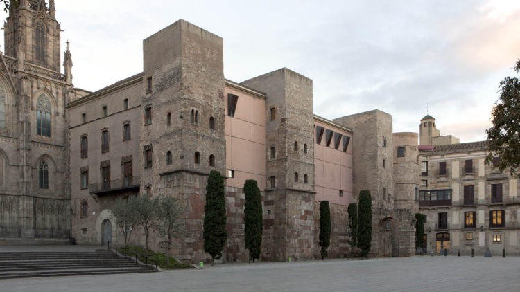 Façana de l’Arxiu Històric de la Ciutat de Barcelona Entradeta: Vista de las  Torres i Muralla romanes, que daten de la Roma imperial,  i de la casa del Degà, modificada el 1420 en ampliar-se el pla de la Seu, d’història paral·lela des del 1870 amb la casa de l'Ardiaca, del segle XII sobre dues torres de la muralla, transformada per l'ardiaca Lluís Desplà.