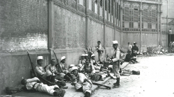 Fotografia de soldats descansant al mercat de Sant Antoni durant la Setmana Tràgica, juliol de 1909. AFB. Autor: Frederic Ballell. Fons Frederic Ballell.