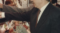 Fotografia d'una visita de l’alcalde Pasqual Maragall al mercat de Sant Antoni el 4 de maig de 1994. AMDE. Fons Ajuntament de Barcelona.