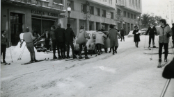 Grup de persones esquiant pels carrers del barri de Sarrià durant la nevada de l’any 1962