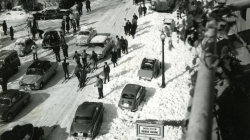 Trànsit i esquiadors a la confluència entre el carrer Balmes i la plaça Joaquim Folguera durant la nevada de l’any 1962