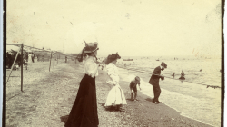 Escena de platja: apropant-se a l’aigua. Frederic Ballell Maymí. 1908. Editorial López. AFB.