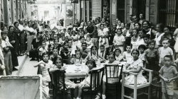 Berenar infantil al carrer de la Mare de Déu dels Desemparats durant la Festa Major de Gràcia. Carlos Pérez de Rozas. 22/08/1935. AFB