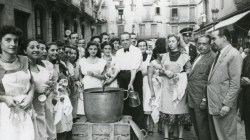Xocolatada infantil a la Rambla del Prat durant la Festa Major de Gràcia. Carlos Pérez de Rozas. 22/08/1952. AFB.