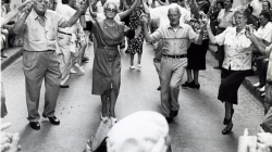 Ballada de sardanes a la Festa Major de Gràcia. Joan Guerrero. Agost 1990. AFB.