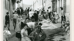 Els veïns del carrer del Vent preparant la catifa de flors, per la festivitat del Corpus. 1965. Jaume Caminal. AMDHG
