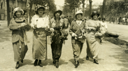 Group of women taking part in the “Flower Festival” walks organised by the Women‘s Federation Against Tuberculosis held on Easter Sunday. 12/04/1914. Josep Maria Sagarra Plana. Editorial López. Photographic Archive of Barcelona