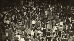 Nit de ball a la plaça del poeta Zorrilla per la Festa Major de Sarrià. 1960-1970. Moreno Atienza. Col·lecció de fotografies de l’AMDSG