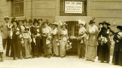 Women at a flower stall on Passeig de Gràcia on the occasion of the "Flower Festival", organised by the Women‘s Federation Against Tuberculosis. 12/04/1914. Josep Maria Sagarra Plana. Editorial López. Photographic Archive of Barcelona