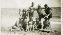 Grupo de gente en la playa. 1940-1950. Autor desconocido. Colección Archivo Popular de la Barceloneta. AMDCV