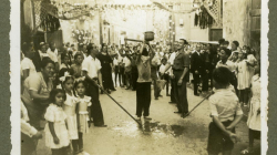 Veïns jugant a trencar l'olla al mig del carrer Josep Torres amb motiu de la Festa Major. Agost 1935. Pau Jarque. Col·lecció Club Excursionista de Gràcia. AMDG