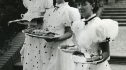 "Spring Tea" festival in support of maternal welfare, held in the Font del Lleó gardens. 16/06/1935. Carlos Pérez de Rozas. Barcelona City Council collection. Photographic Archive of Barcelona