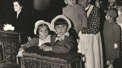 Fotografia de la visita dels nets del dictador Francisco Franco al Tibidabo, dècada de 1950. AMDSG.
