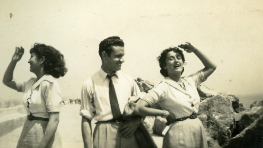 Dos mujeres y un hombre por el rompeolas, autor desconocido, 1950. Colección del Archivo Popular de la Barceloneta. AMDCV