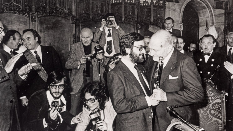 President of the Generalitat Josep Tarradellas hands over the mayor’s baton to Narcís Serra in the ceremony to establish the new City Council, which took place in the Saló de Cent at Barcelona City Hall. 19 April 1979.