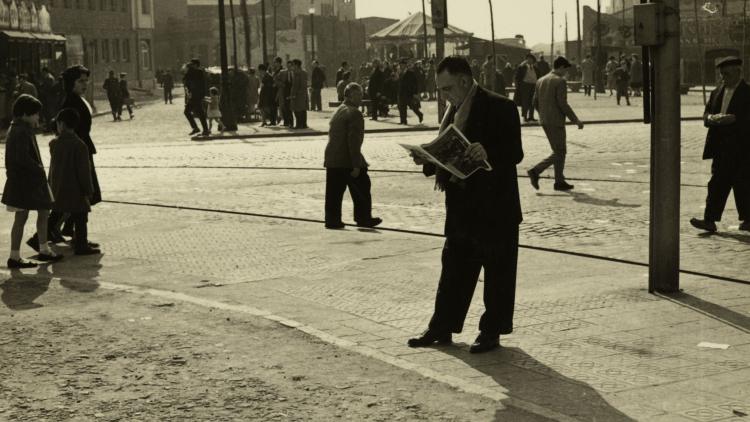 Grup de gent passejant per la plaça de Salvador Anglada, Joan Campañà i Mora, 1961. Col·lecció de Fotografies de la Unió Excursionista Catalunya-Sants. AMDS