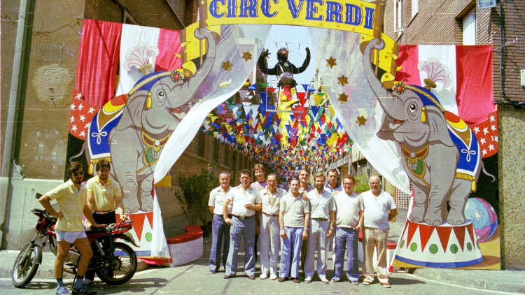 Decorated entrance to Carrer Verdi de Dalt during the 1981 Festa Major de Gràcia