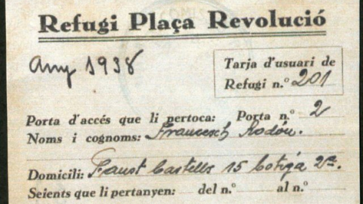 Document corresponent a la targeta d'un usuari del Refugi de la Plaça de la Revolució durant la Guerra Civil on s'identifica la persona, la seva adreça postal, la porta d'accés que li pertoca i els seients que li pertanyen.