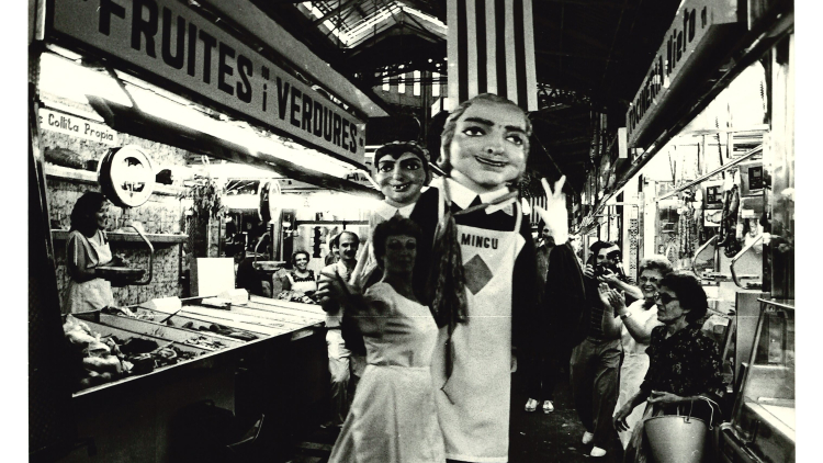 Gegants a l'interior del Mercat de Sant Antoni, 1982. AMDE