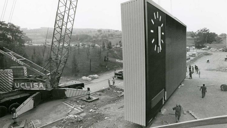 Colocación del marcador electrónico en el Estadio Olímpico, 1989. Xavier González (AFB)