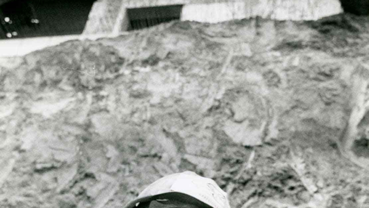 Obreros trabajando en la remodelación del nuevo estadio de Montjuic, 1987. J. Guerrero (AFB)