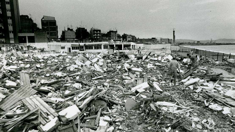 Derribo de los baños de la Barceloneta, 1990. Joan Guerrero (AFB)