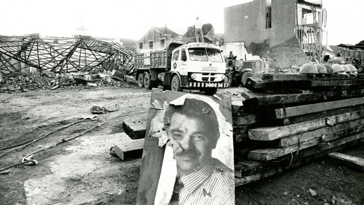 Cartel del alcalde Maragall entre los derribos del barrio de Icaria, 1987. Colita (AFB)