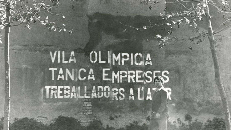 Pintada en la fachada de la fábrica Crédito y Docks. Colita (AFB)