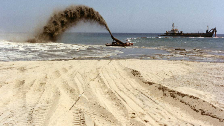 Tareas de regeneración de la arena en las playas, 1988. Martí Llorens (AFB)