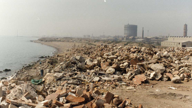 La playa llena de escombros, 1988. Martí Llorens (AFB)