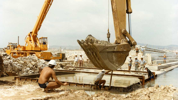 La estructura de hormigón encofrado forma unas gradas, 1988. Martí Llorens (AFB)