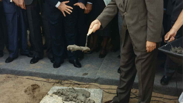 Acto de colocación de la primera piedra de la Villa Olímpica, 17 de octubre de 1989. Martí Llorens (AFB)