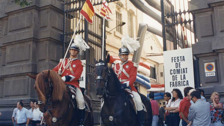 Puerta principal de la fábrica Motor Ibérica en la avenida de Icària. Autor desconocido (AFB)