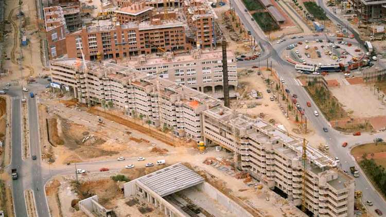 Edificios en la calle de Marina, esquina con la de Moscou. Se puede observar la chimenea de la fábrica Folch, 1991. Autor desconocido (AFB)