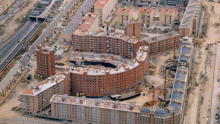 Vista aérea de la construcción de viviendas en la Villa Olímpica, 1991. Autor desconocido (AFB)