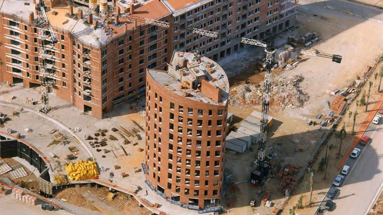 Viviendas en la plaza de Tirant 10 Blanc, 1991. Autor desconocido (AFB)