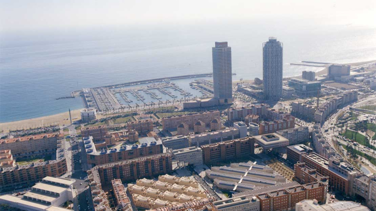 Vista aérea de la Villa Olímpica y el Puerto Olímpico, 1994. Autor desconocido (AFB)
