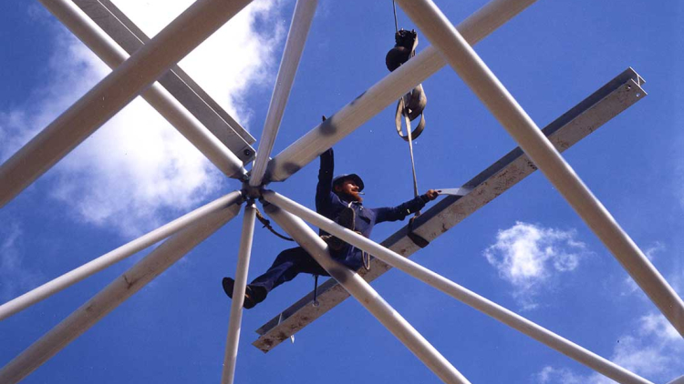 Un obrero trabajando en la cubierta del Palau Sant Jordi, 1988. Autor desconocido (AFB)