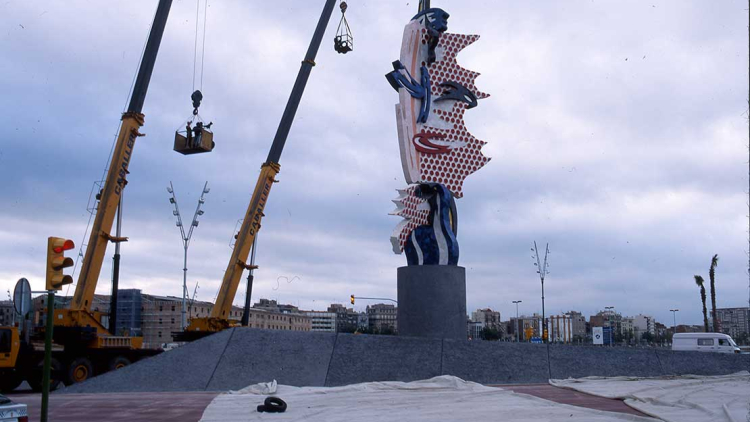 La cabeza Barcelona, escultura de Roy Lichtenstein en el paseo de Colón, 1992. Xavier Basiana (AFB)