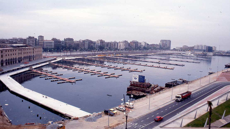 Construcción del puerto deportivo y recreativo, la Marina Port Vell, con más de cuatrocientos amarraderos, 1992. E. Maynés (AFB)