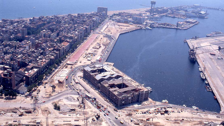 EI proceso de reforma urbanística del Port Vell se llevó a cabo para que prevaleciera el uso lúdico, comercial y turístico de la zona, 1991. Autor desconocido (AFB)